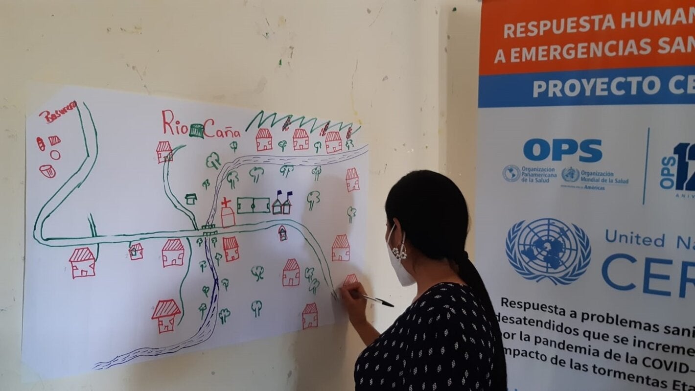 Mujer elaborando mapas de riesgo