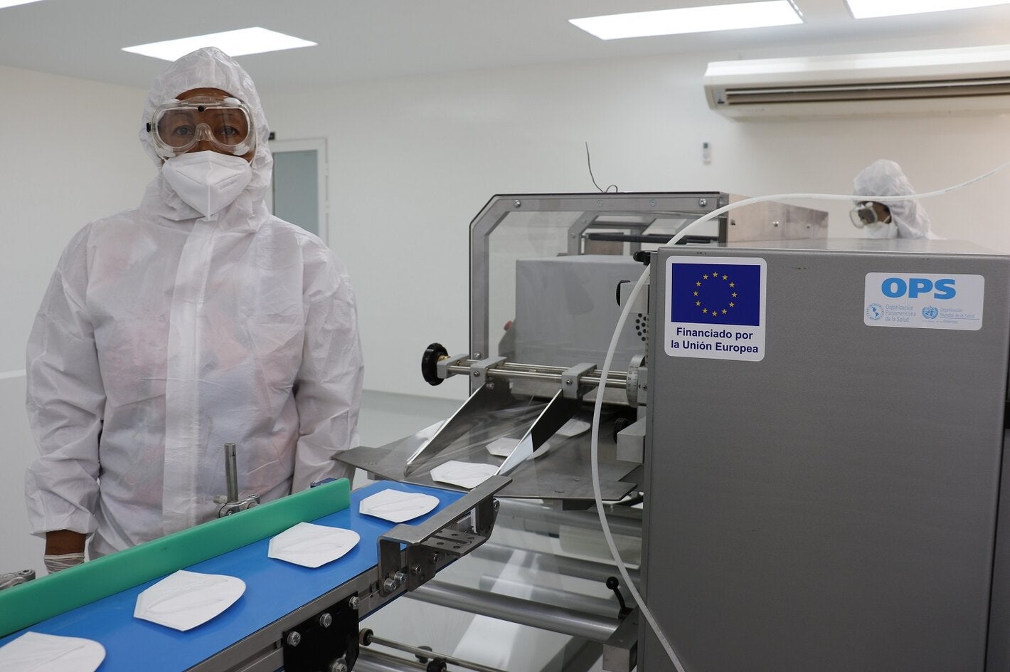 Operaria trabaja en línea de mascarillas