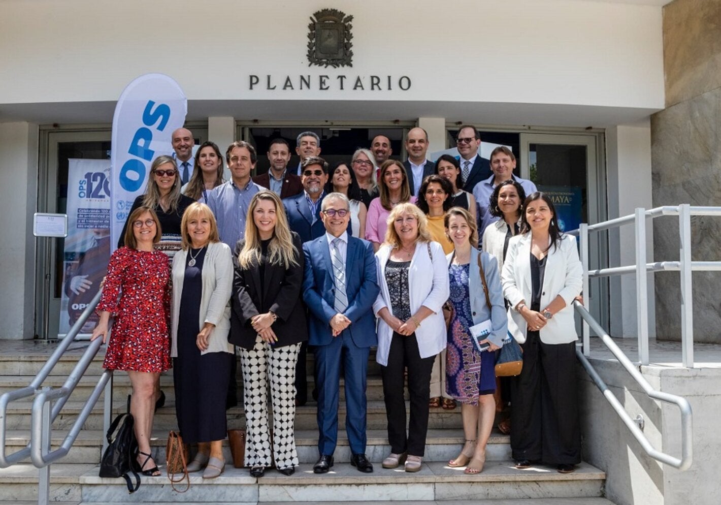 Foto equipo Uruguay y CLAP en escalera del Planetario