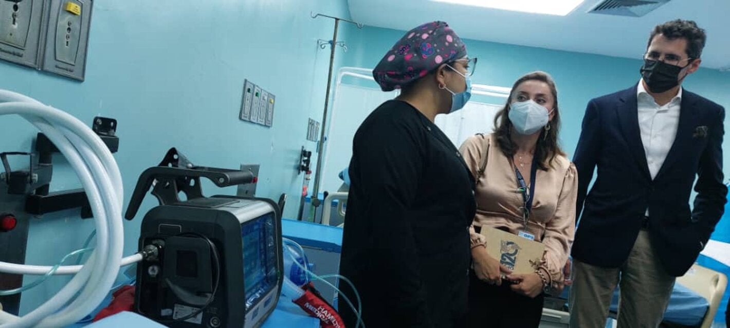 Jakeline Calle (centro), consultora del área FPL de la OPS, junto al embajador de Suiza en Venezuela, Jürg Sprecher (izquierda)