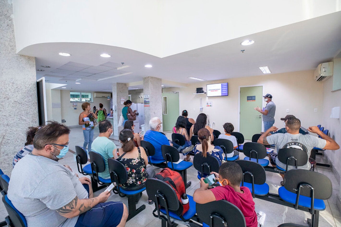 Centro de salud con personas 