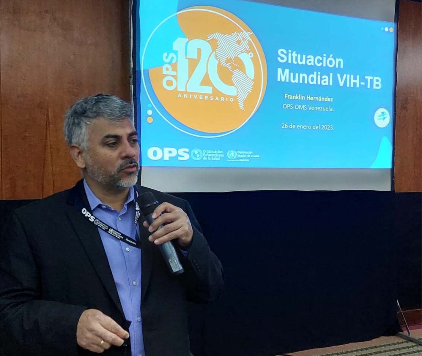 Franklin Hernández, asesor de enfermedades infecciosas de la OPS en Venezuela, inaugura la discusión para la actualización de los planes nacionales de tuberculosis y VIH