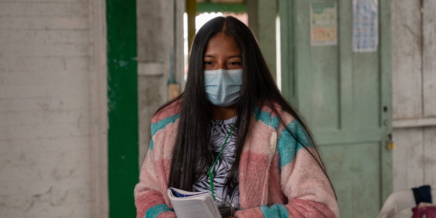 Mujer joven con una libreta en la mano