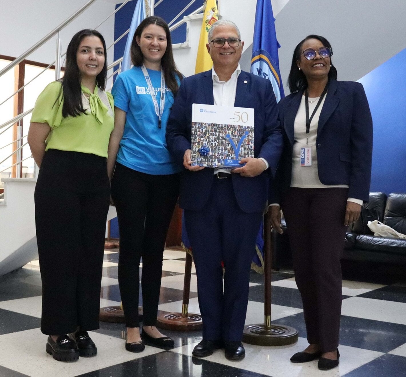 El PWR de Venezuela, Cristián Morales, junto a los integrantes del Programa de Voluntarios ONU en Venezuela