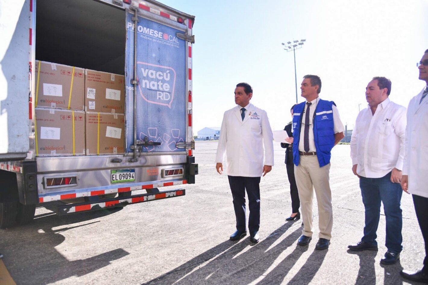 Representante de OPS junto a autoridades de salud durante entrega de vacuna còlera.