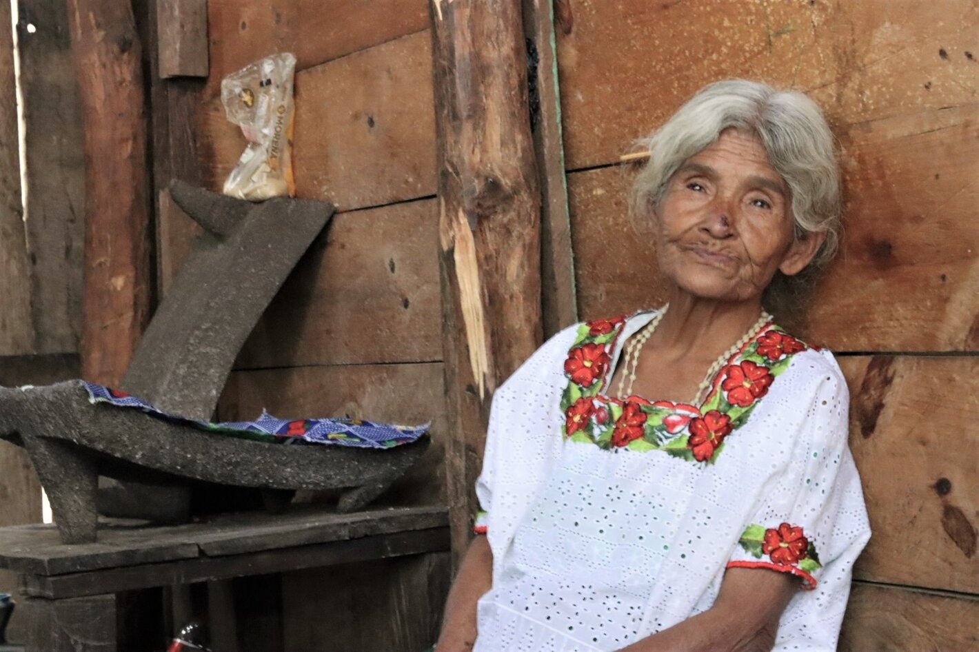 Mujer adulta mayor apoyada por OPS