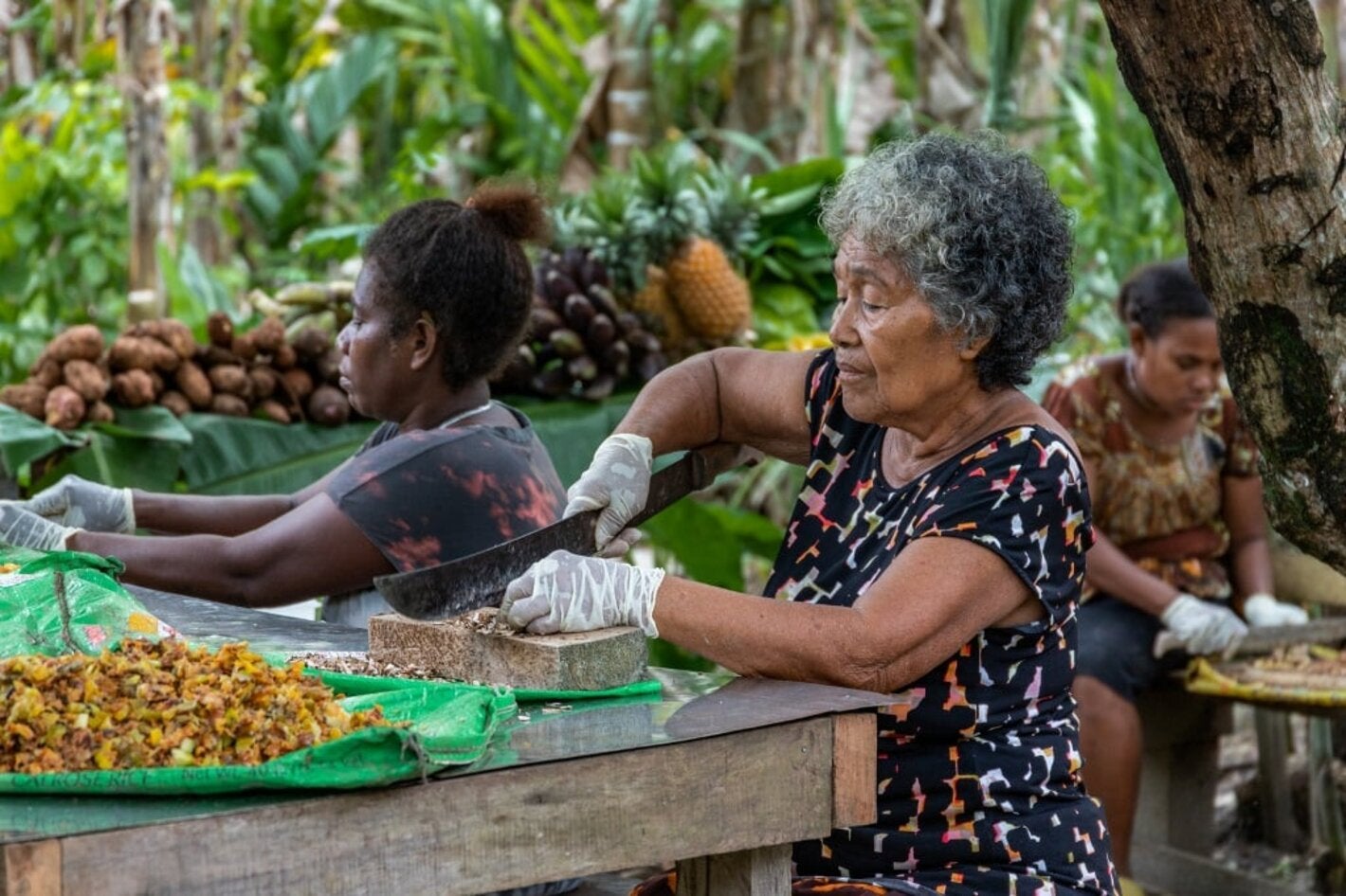 Caribeban women preparing food