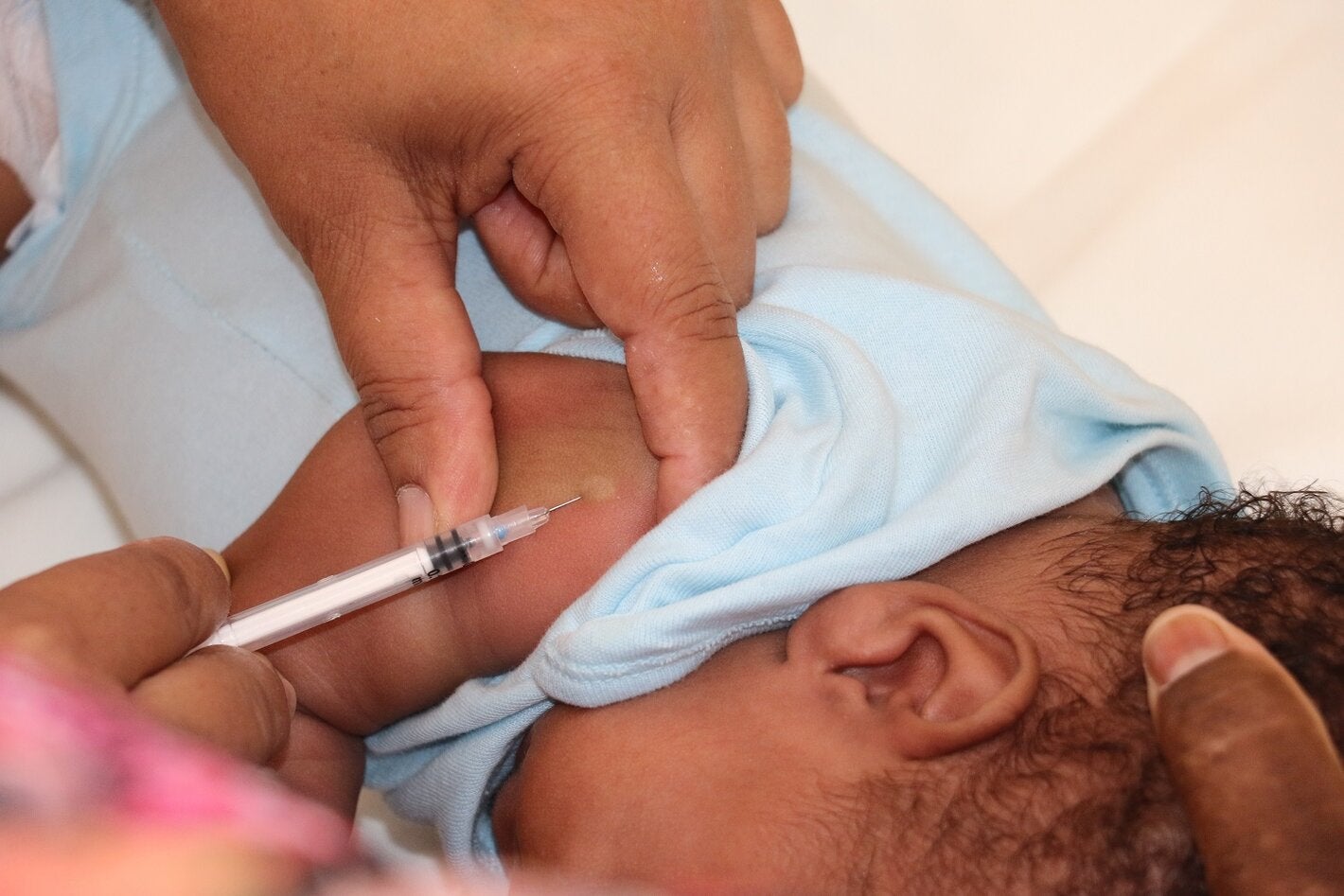 Vacunación a bebé en Cuba