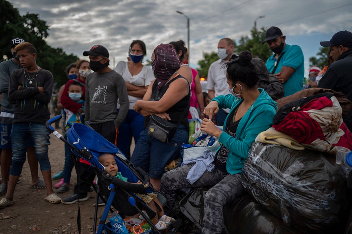 Migrantes. Destaca mujer con coche y bebé.