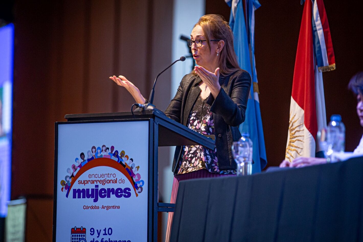 OPS aportó su perspectiva sobre la construcción de democracias igualitarias para el acceso a la salud en el Encuentro Suprarregional de Mujeres de Córdoba y recibió un reconocimiento por sus 120 años