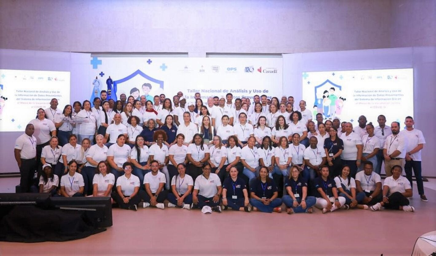 Participacipantes del taller junto a autoridades.