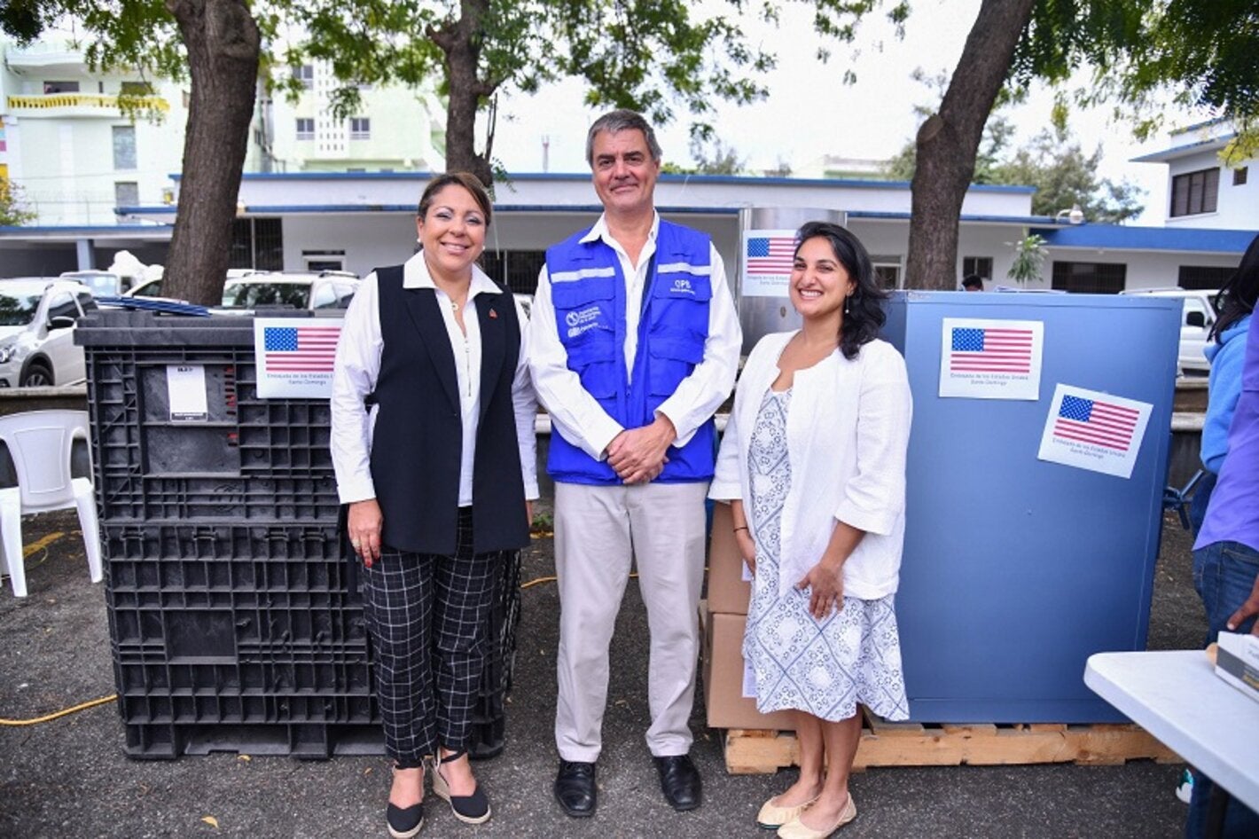 Auoridades durante entrega de equipos EMT.