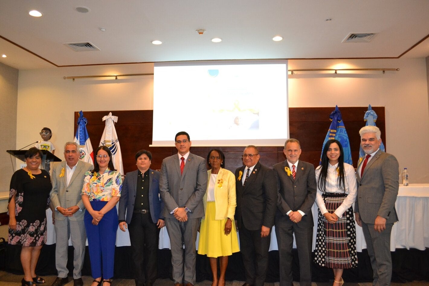 Autoridades de salud junto a OPS en lanzamiento de curso.
