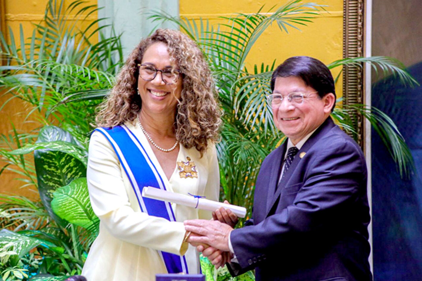 Gobierno de Nicaragua condecora a Representante de OPS/OMS