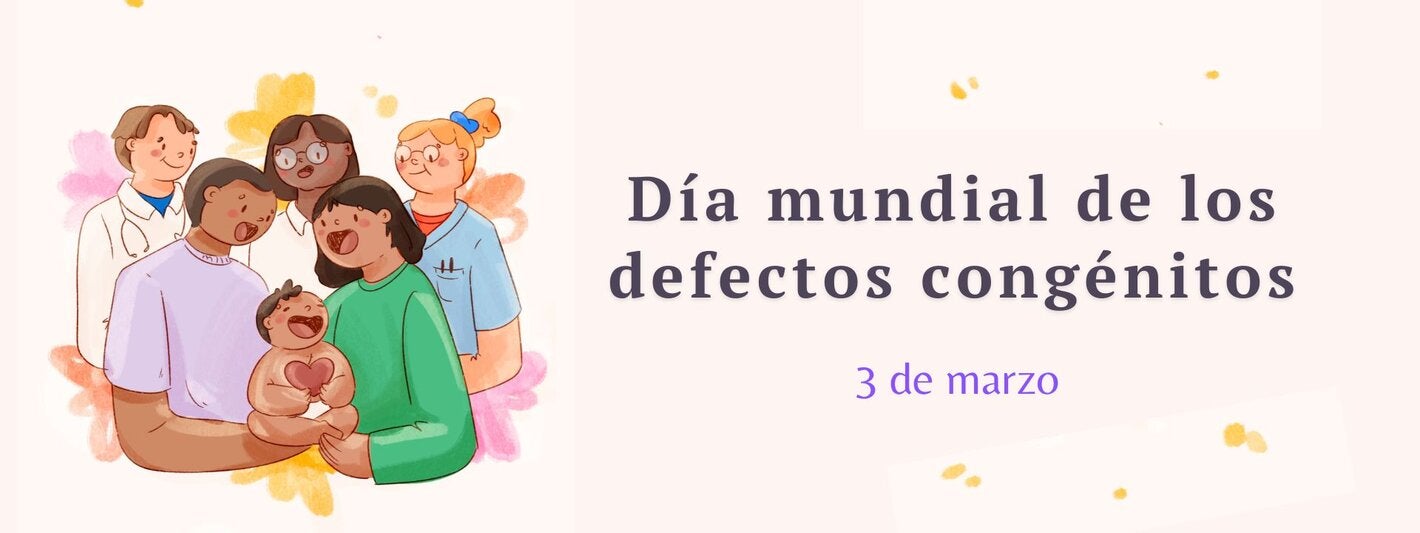 Bebé sonriendo con familia y equipo de salud alrededor