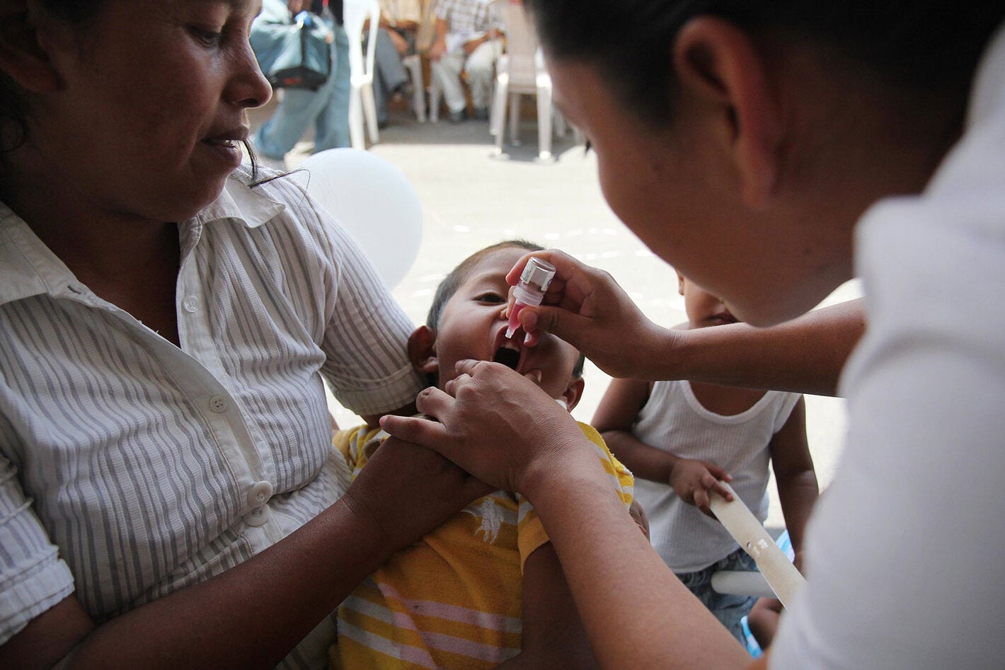 Criança recebe vacina contra a poliomielite