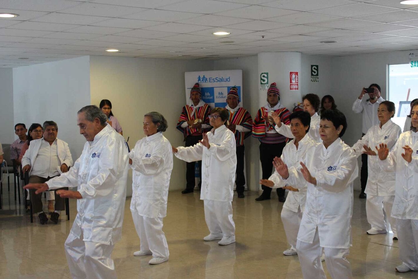 Presentación de sesión de taichi de pacientes del centro de medicina complementaria y tradicional de EsSalud
