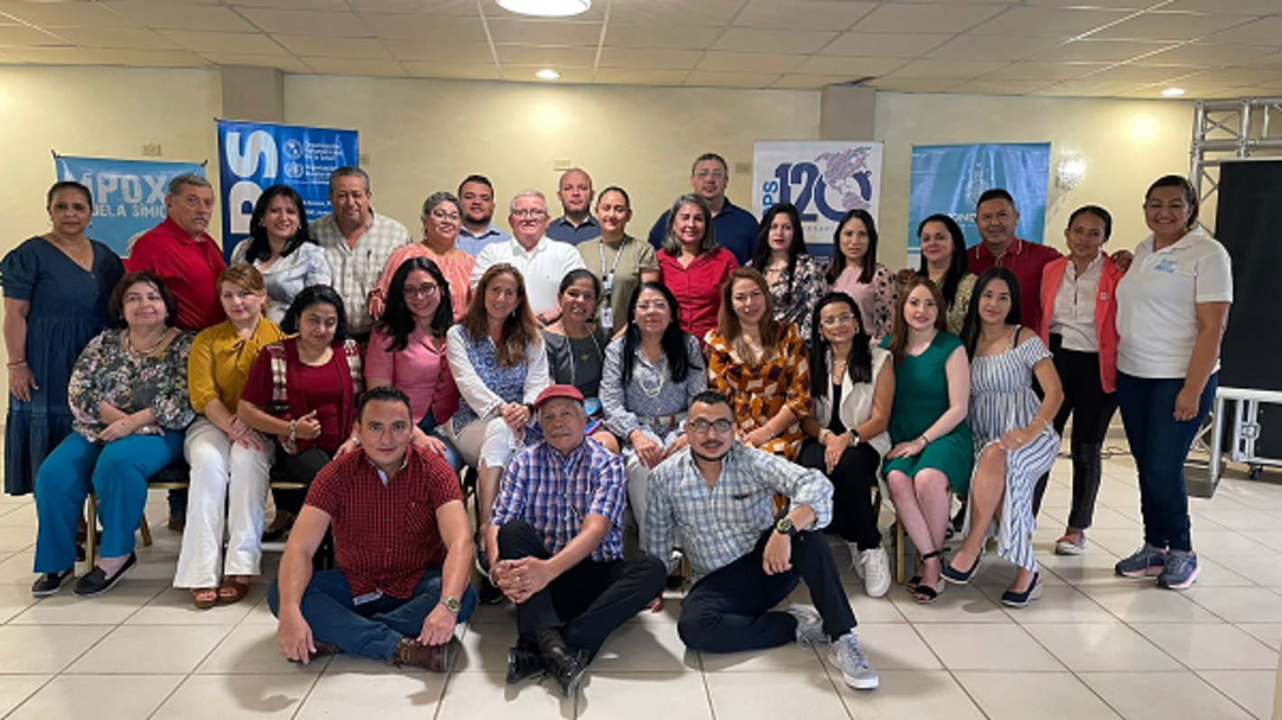 Equipo de comunicadores regionales de SESAL