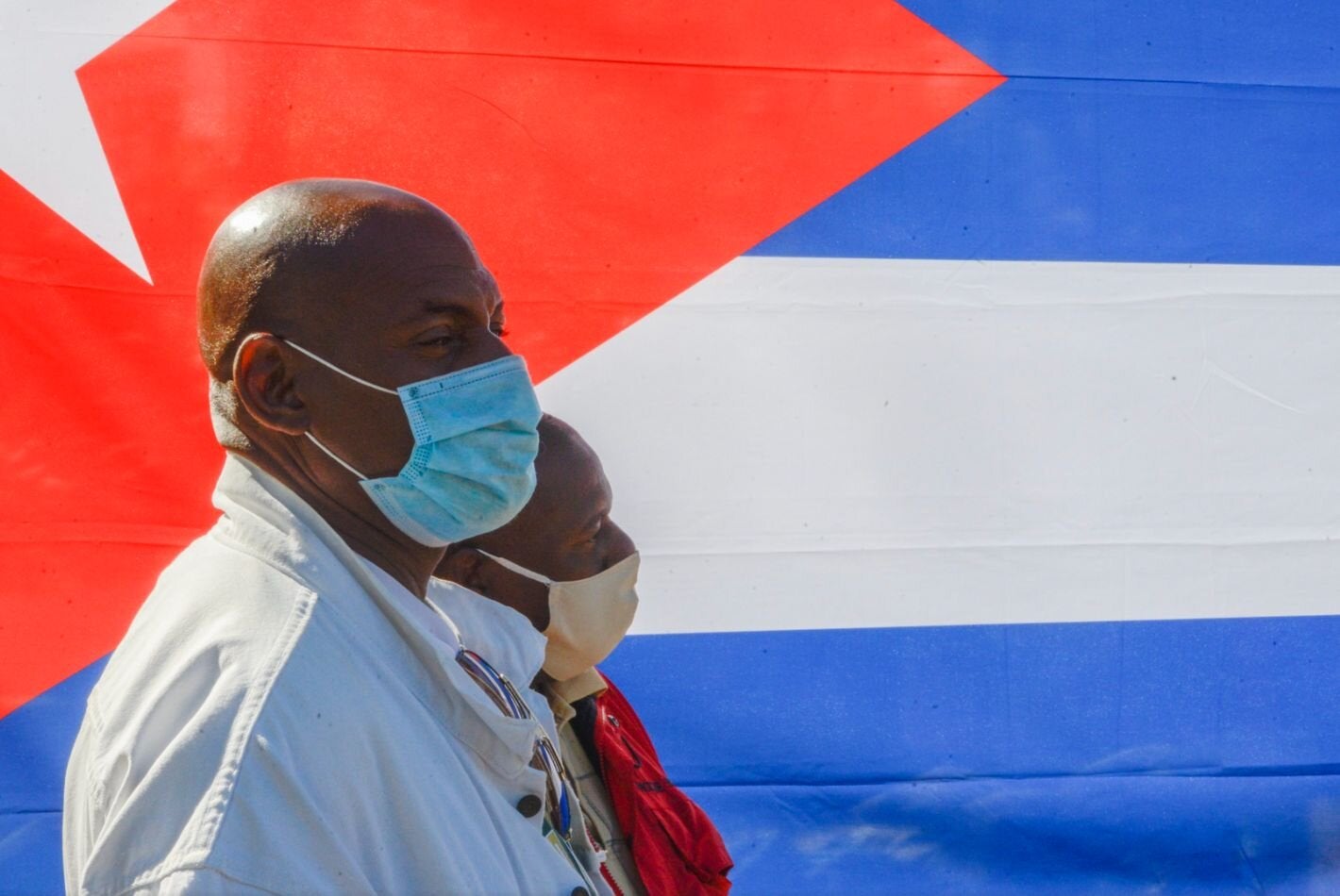 Hombre con máscara en Cuba