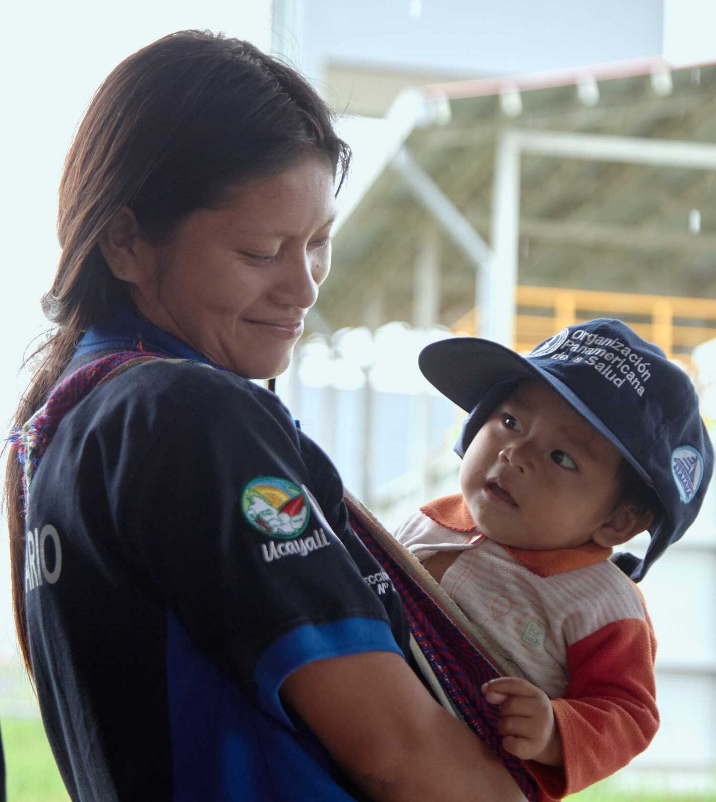 Agente comunitaria de salud con su hijo