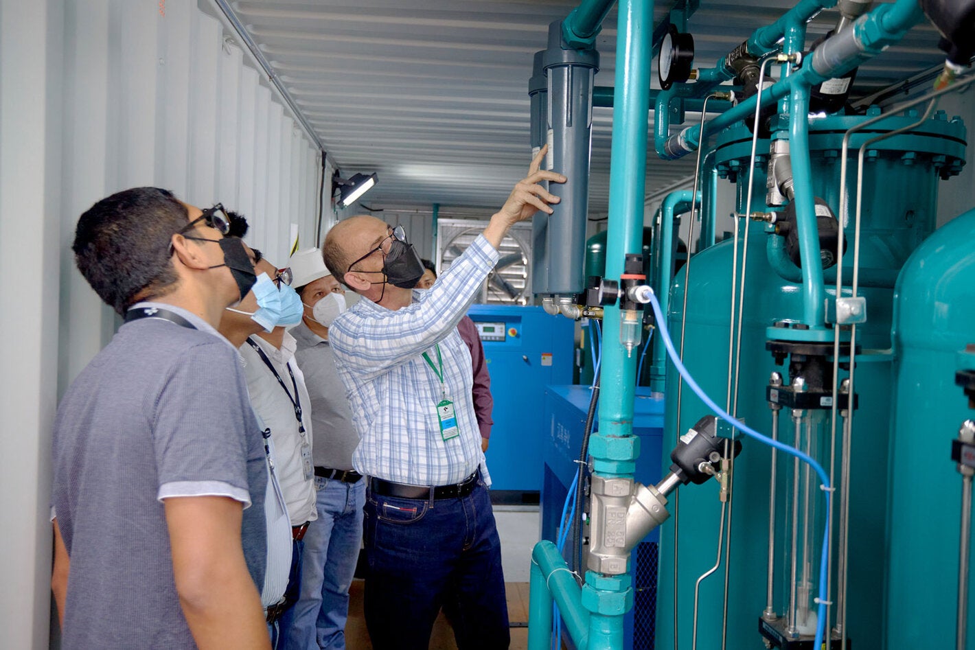 Facilitador enseña funcionamiento de equipamiento