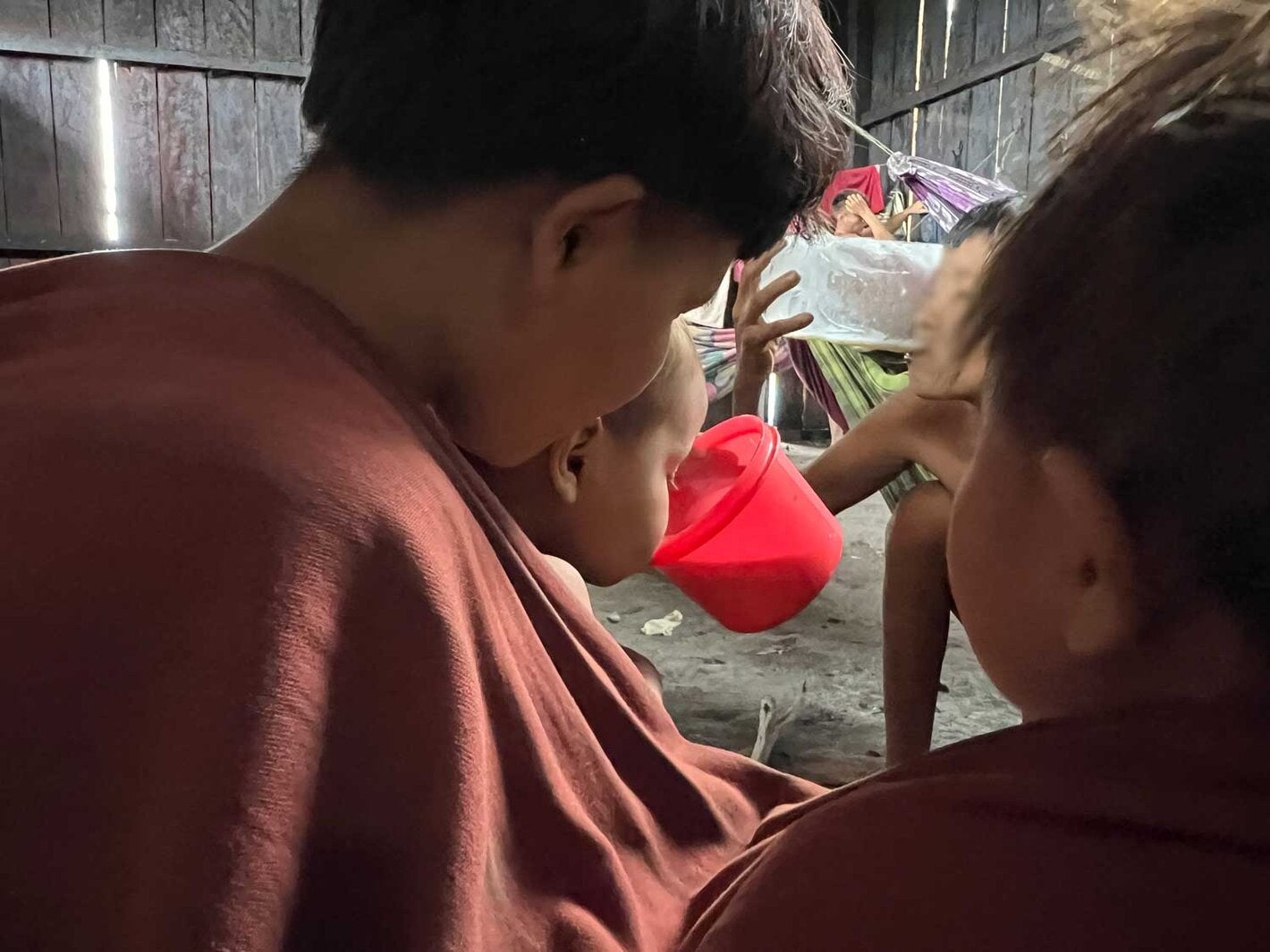 Criança Yanomami bebendo o leite terapêutico