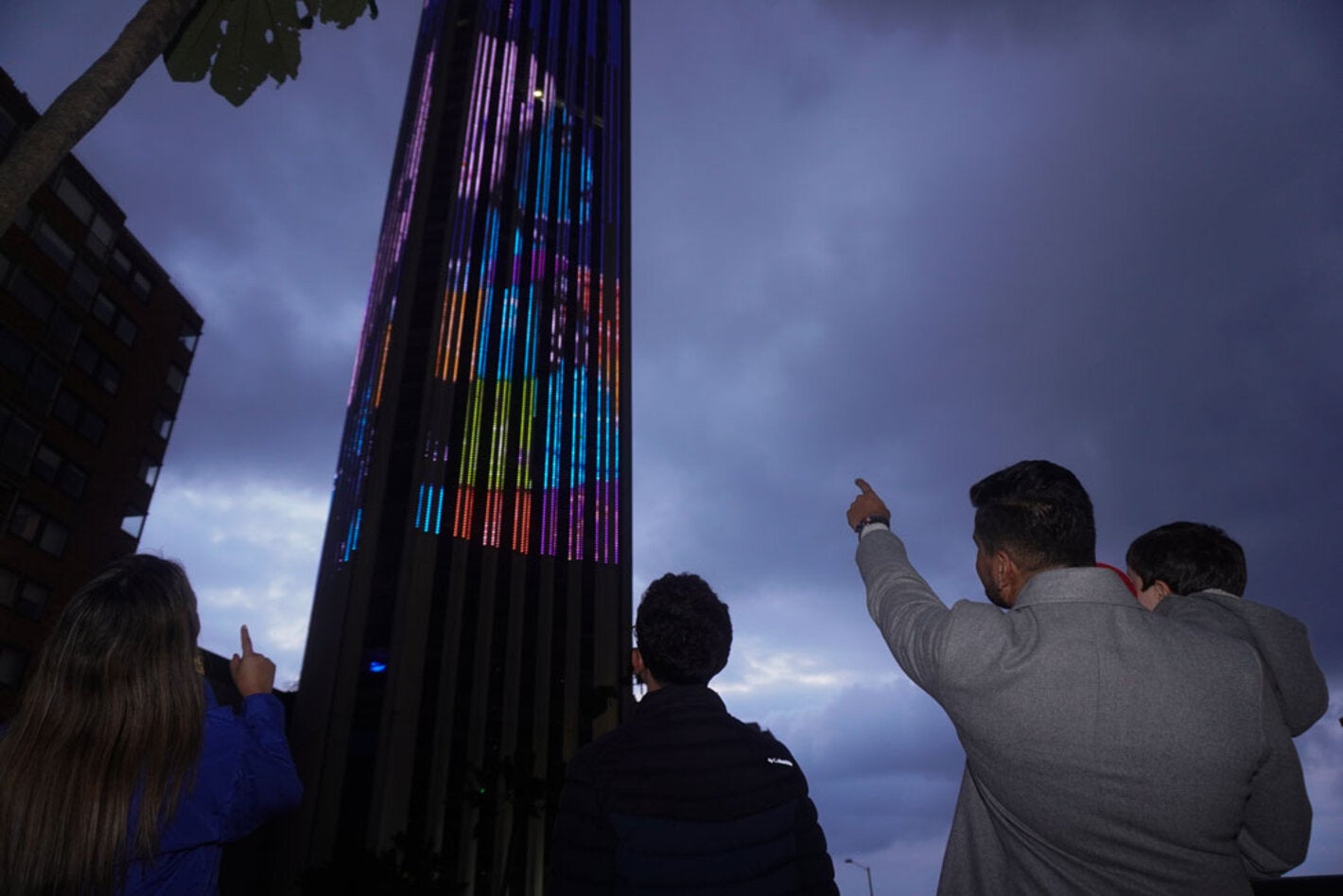 familia mirando torre