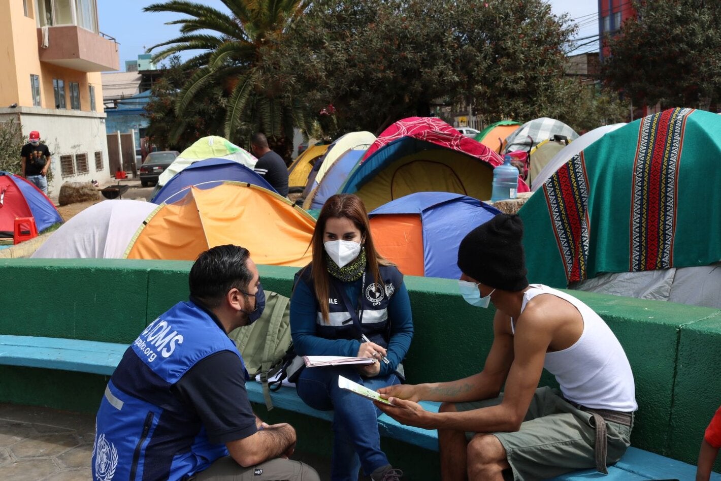 El Ministerio de Salud junto a OPS/OMS Chile, han desarrollado desde el año 2020 la estrategia denominada “duplas sociosanitarias”, cuyo objetivo principal es apoyar el acceso a la salud de las personas migrantes en el norte y centro del país; considerando la salud como un Derecho Humano independiente de la situación migratoria de las personas.