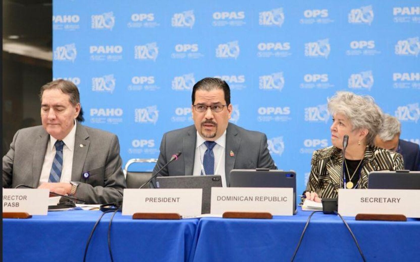  Lcdo. Miguel Rodríguez Viñas, viceministro de Fortalecimiento y Desarrollo del Sector Salud del Ministerio de Salud Pública junto a director de OPS, doctor Jarbas Barbosa da Silva, y demàs autoridades.