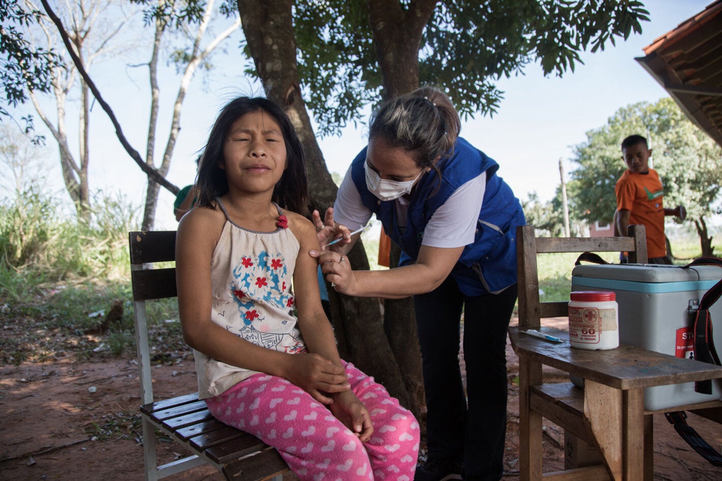 PANAFTOSA lanza curso virtual de profilaxis contra la rabia para profesionales de la salud en las Américas. Niña recibiendo profilaxis de la rabia