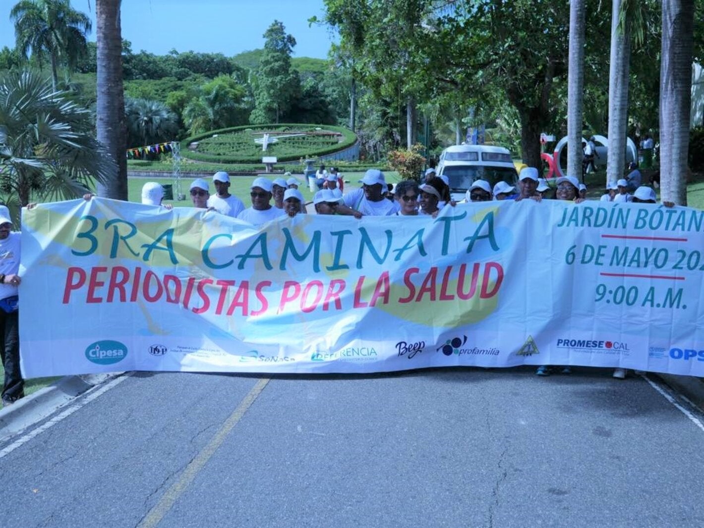 Miembros de CIPESA y OPS durante caminata.