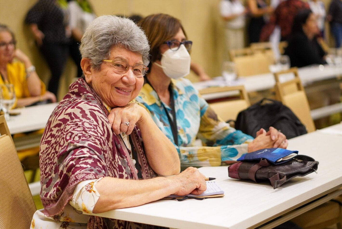 Persona adulta mayor sonriendo a la cámara