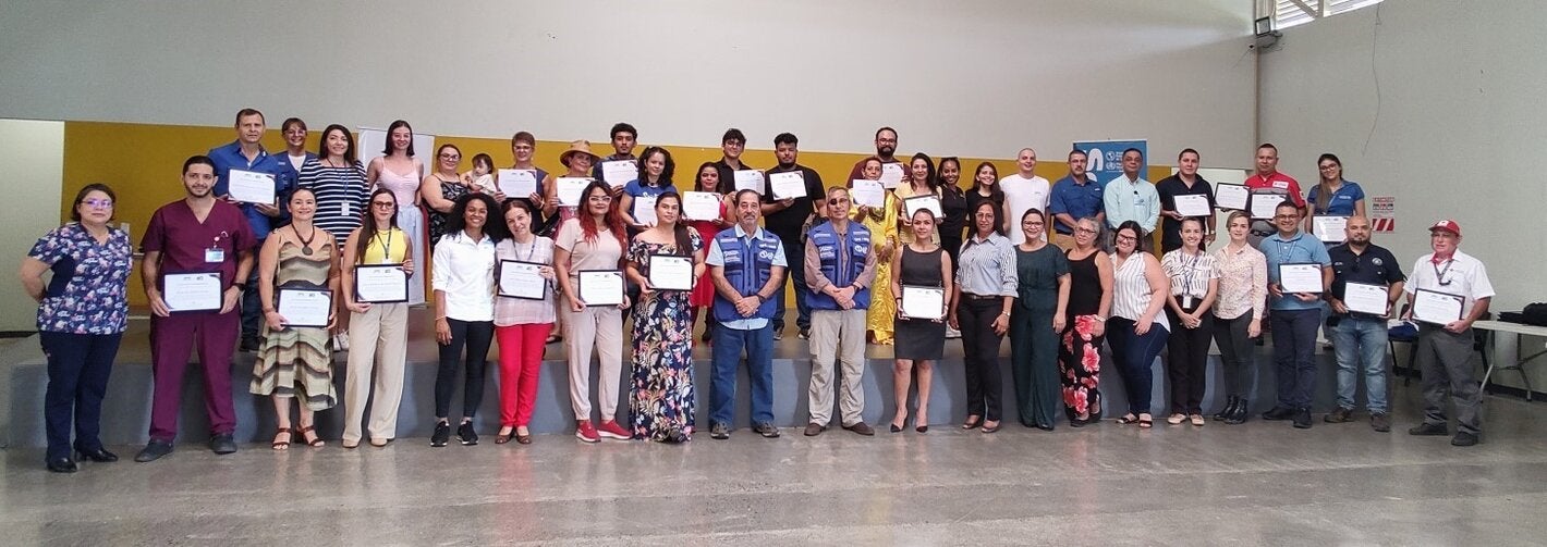 Participantes en la actividad posan con sus certificados