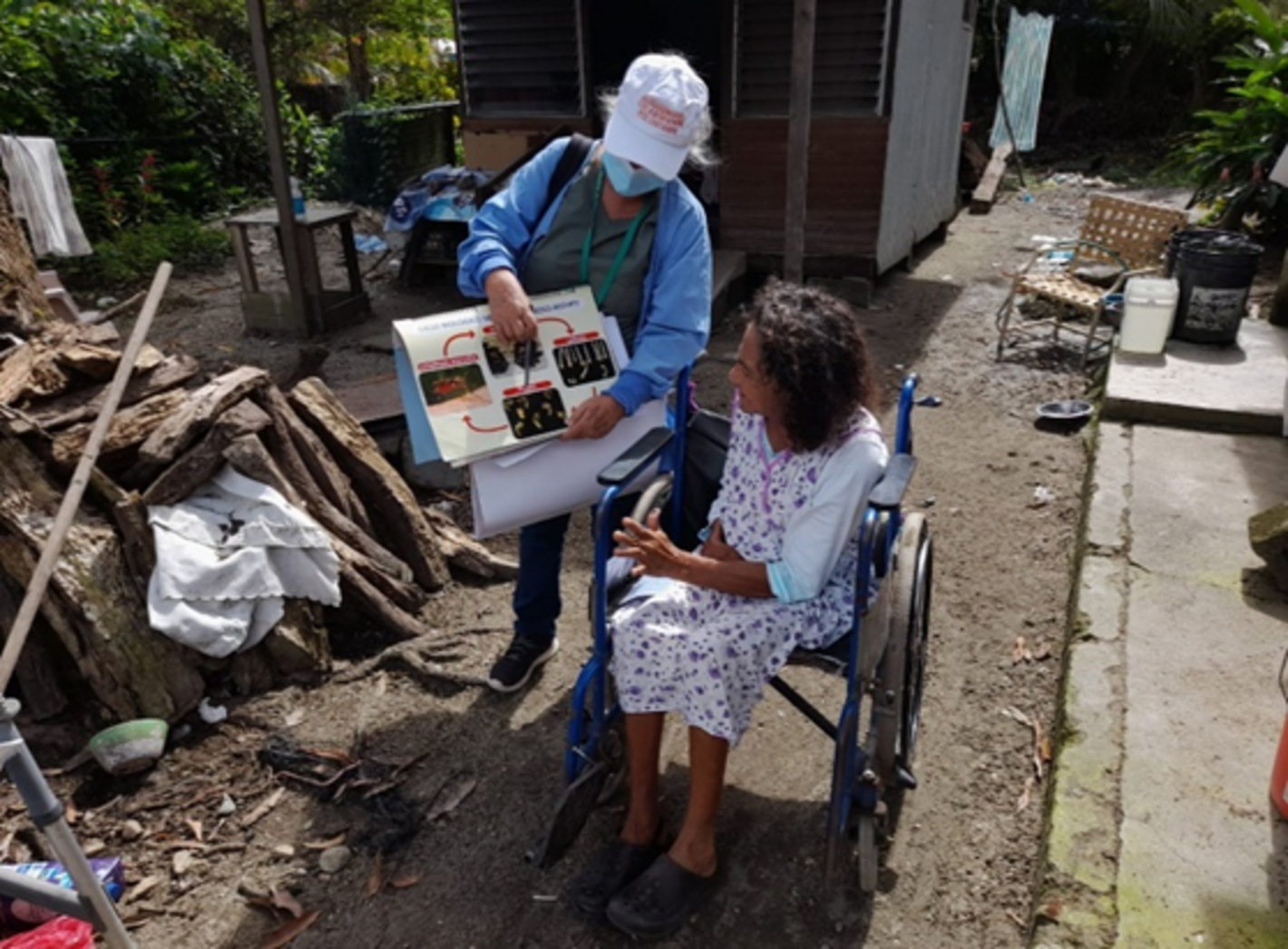 Voluntaria explica los riesgos en salud