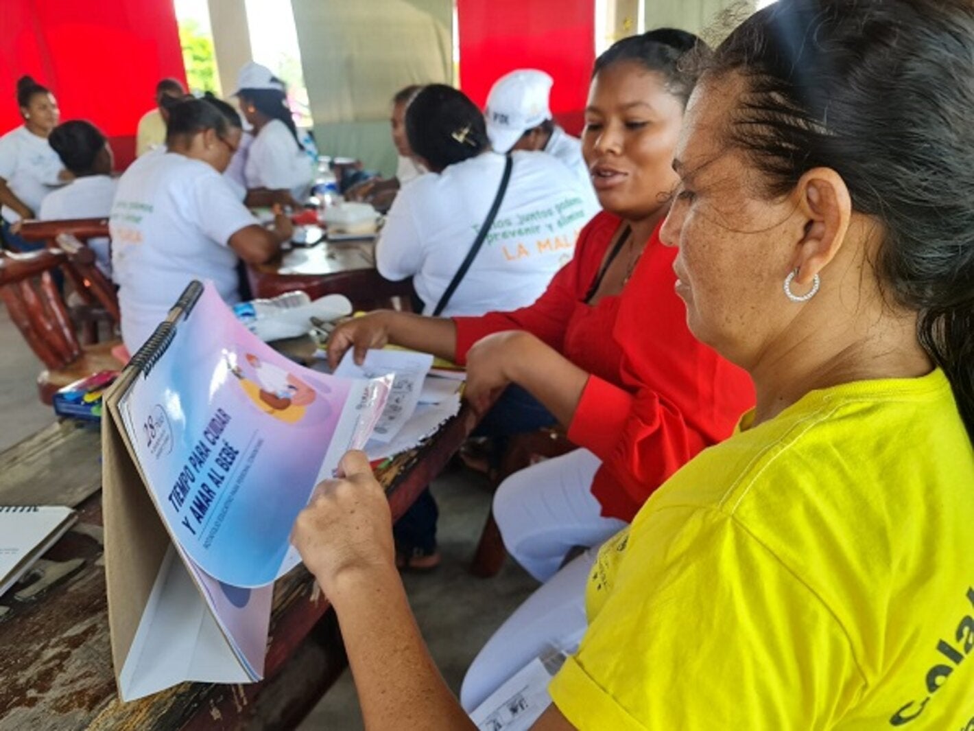 Voluntaria capacita sobre cuidados del recién nacido