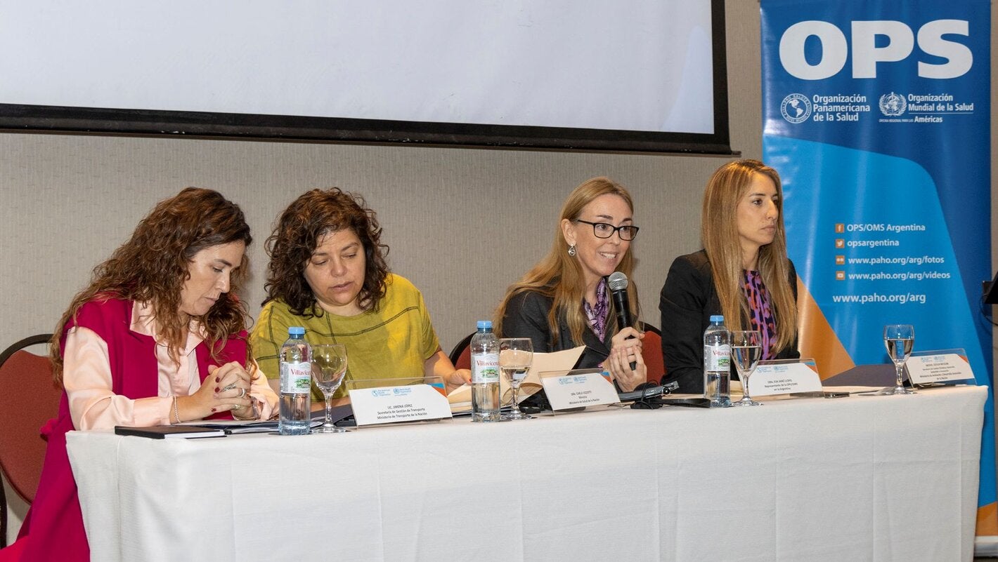 Foto de autoridades durante la apertura