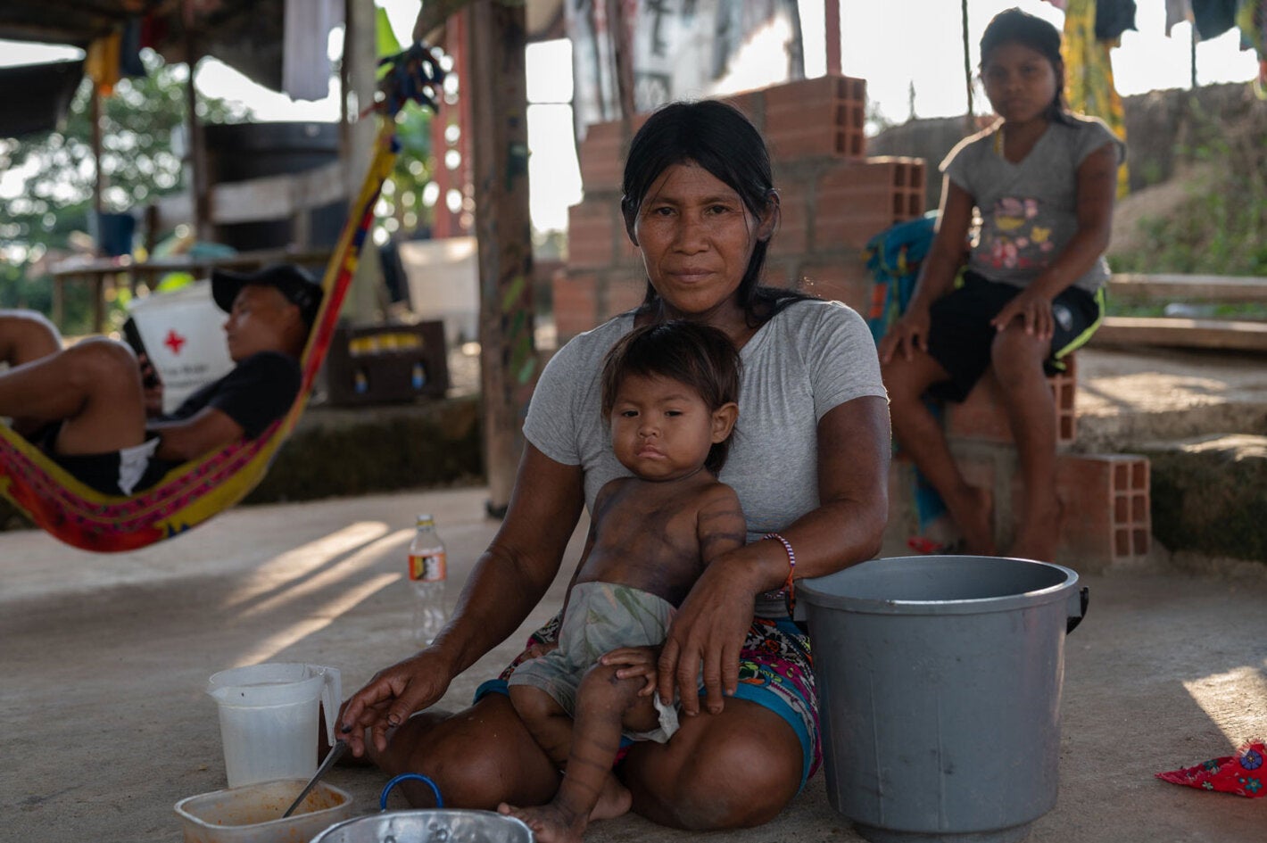 Mujer indígena con niño