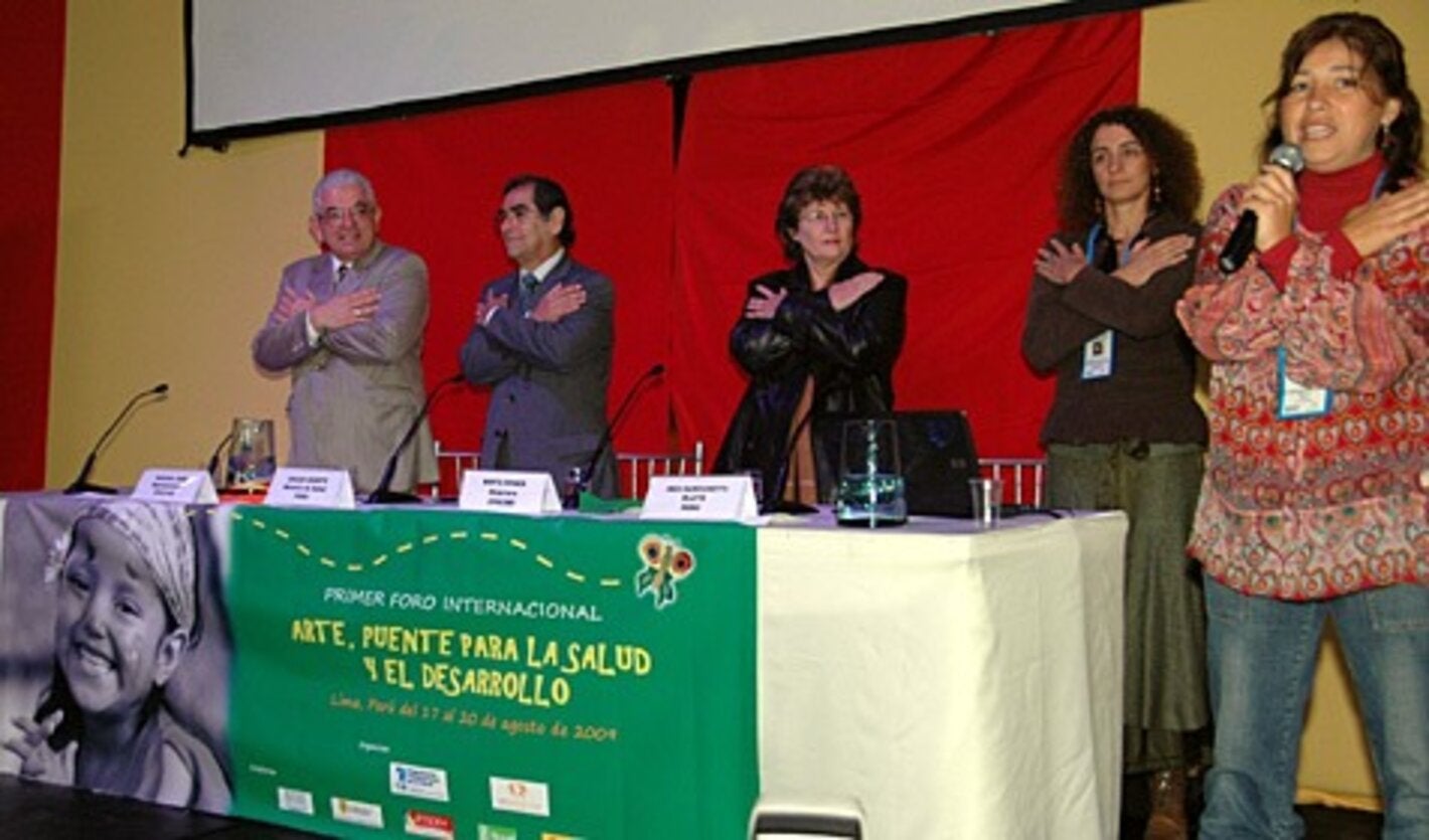 From the left: Dr. Manuel Peña, Dr. Oscar Ugarte Ubilluz, Dr. Mirta Roses Periago, Inés Sanguinetti (Latin American Network of the Arts for Social Change) and Giorgina Santibañez (Bolaroja) at the opening session of the 1st International Forum on "Art, Bridge to Health and Development." (Photos S. Mey-Schmidt - PAHO/WHO)