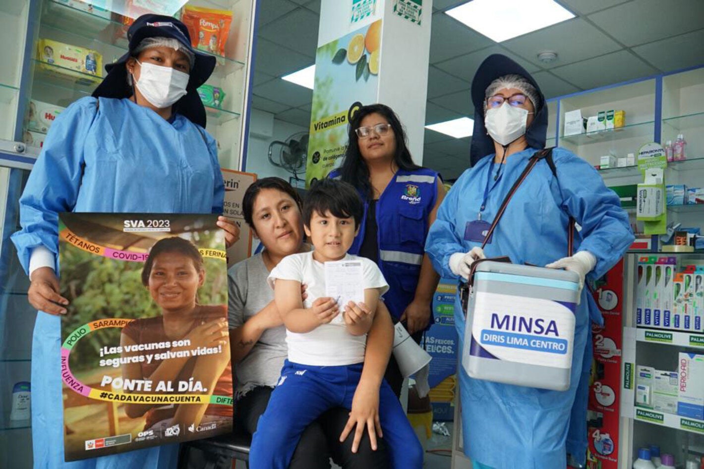 Brigada de vacunación con madre e hijo