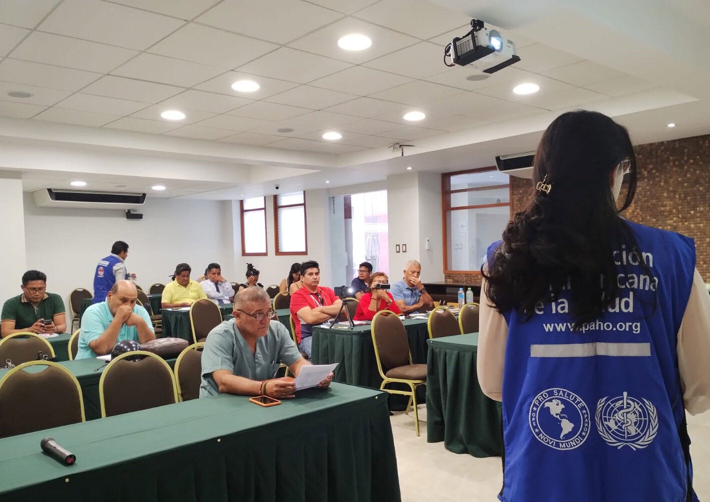 Participantes durante exposición de OPS