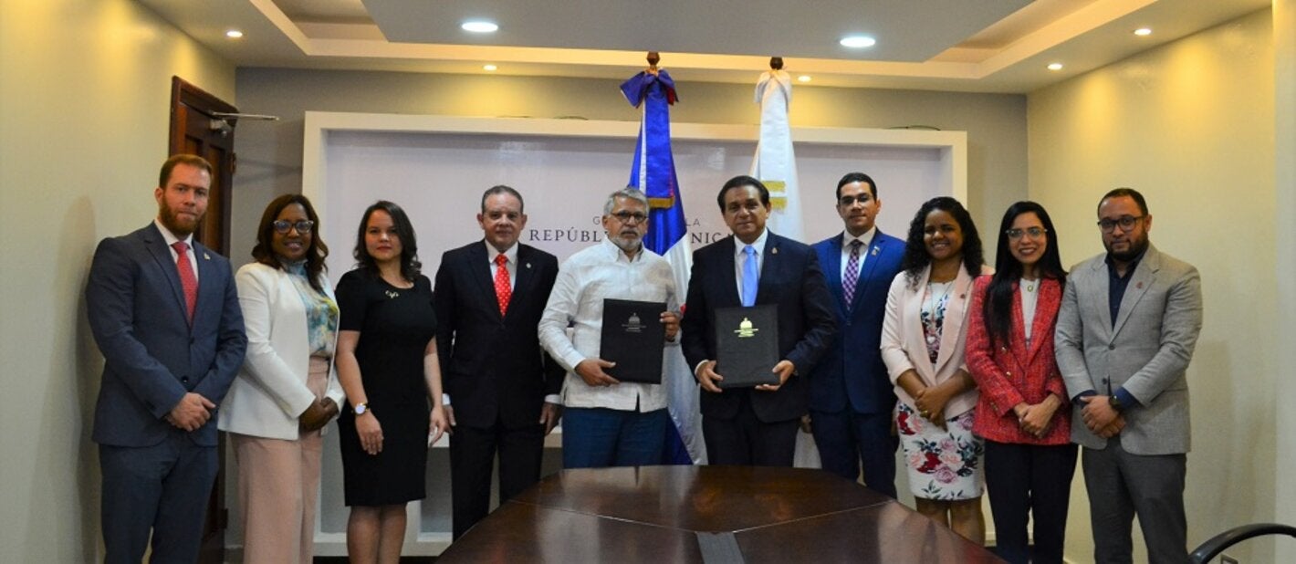 Autoridades durante firma.