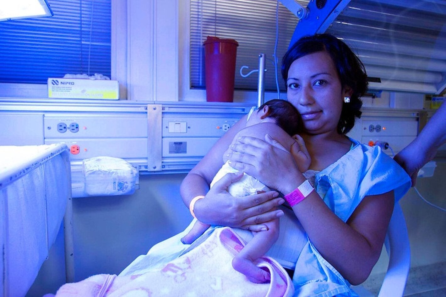 bebe prematuro piel con piel con la mamá en sala de hospital
