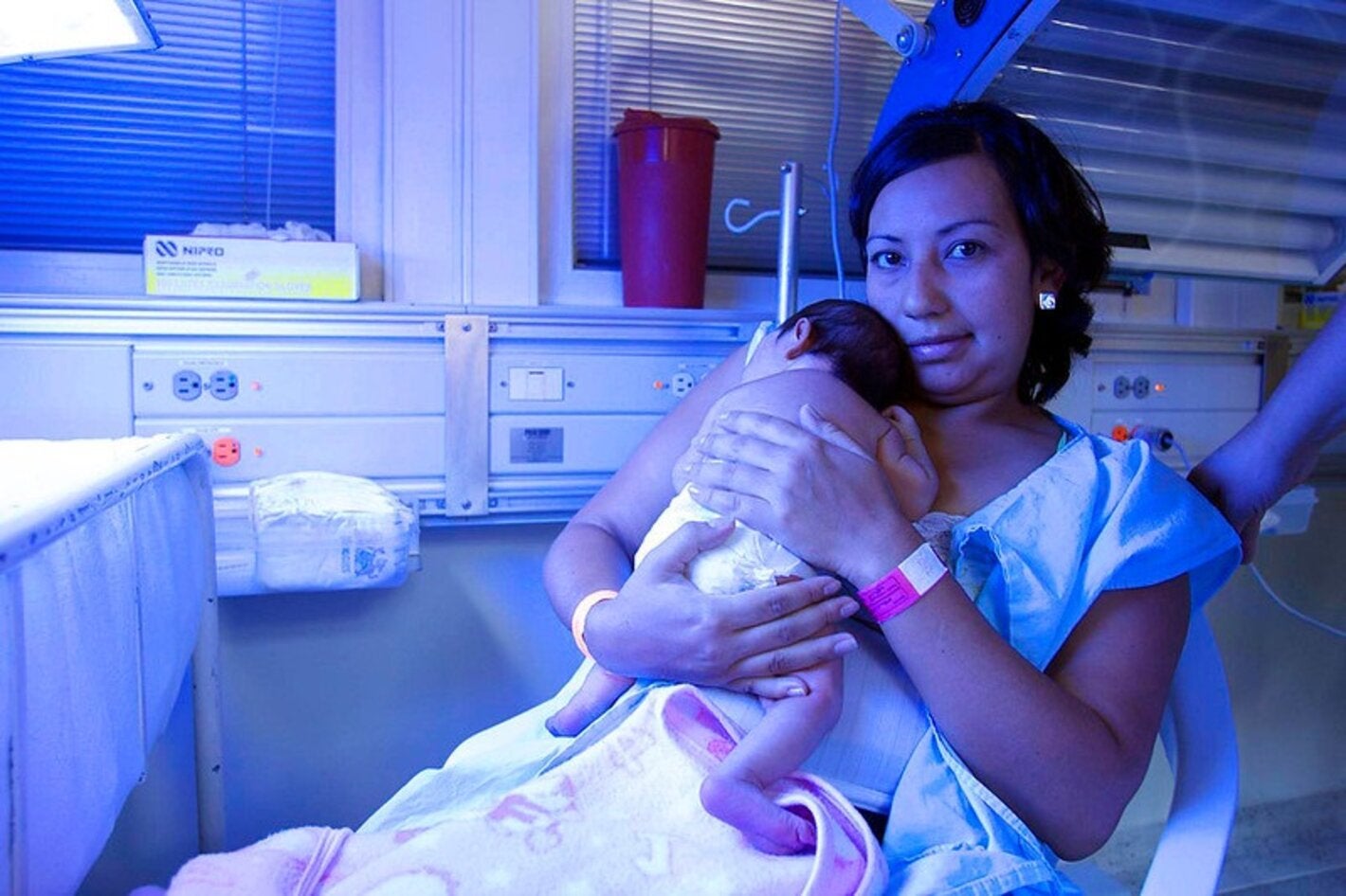 bebe prematuro piel con piel con la mamá en sala de hospital