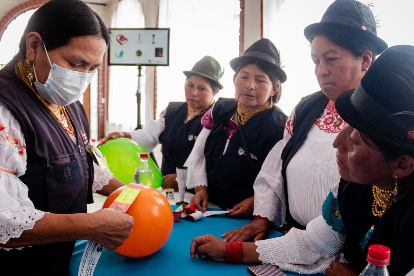 Maria Mercedes Muenala (on the left) and a group of traditional midwives from Otavalo, Ecuador receive training provided by PAHO on the use of biomedical tools to complement ancestral practices.