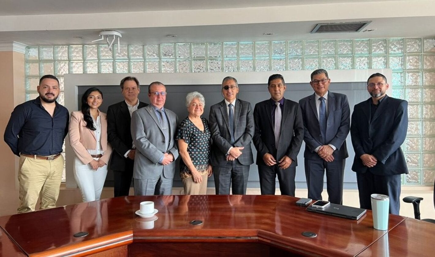 Equipo internacional con el Ministro de Hacienda