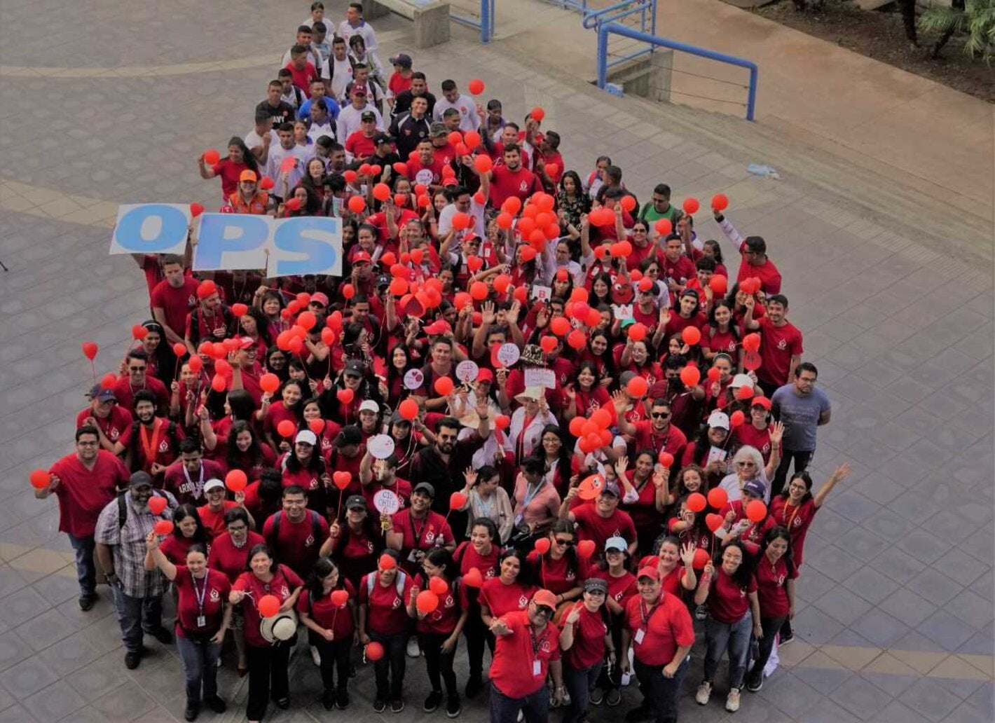 Jóvenes universatarios y de instituciones formando la gota de sangre, en el día mundial del donante de sangre