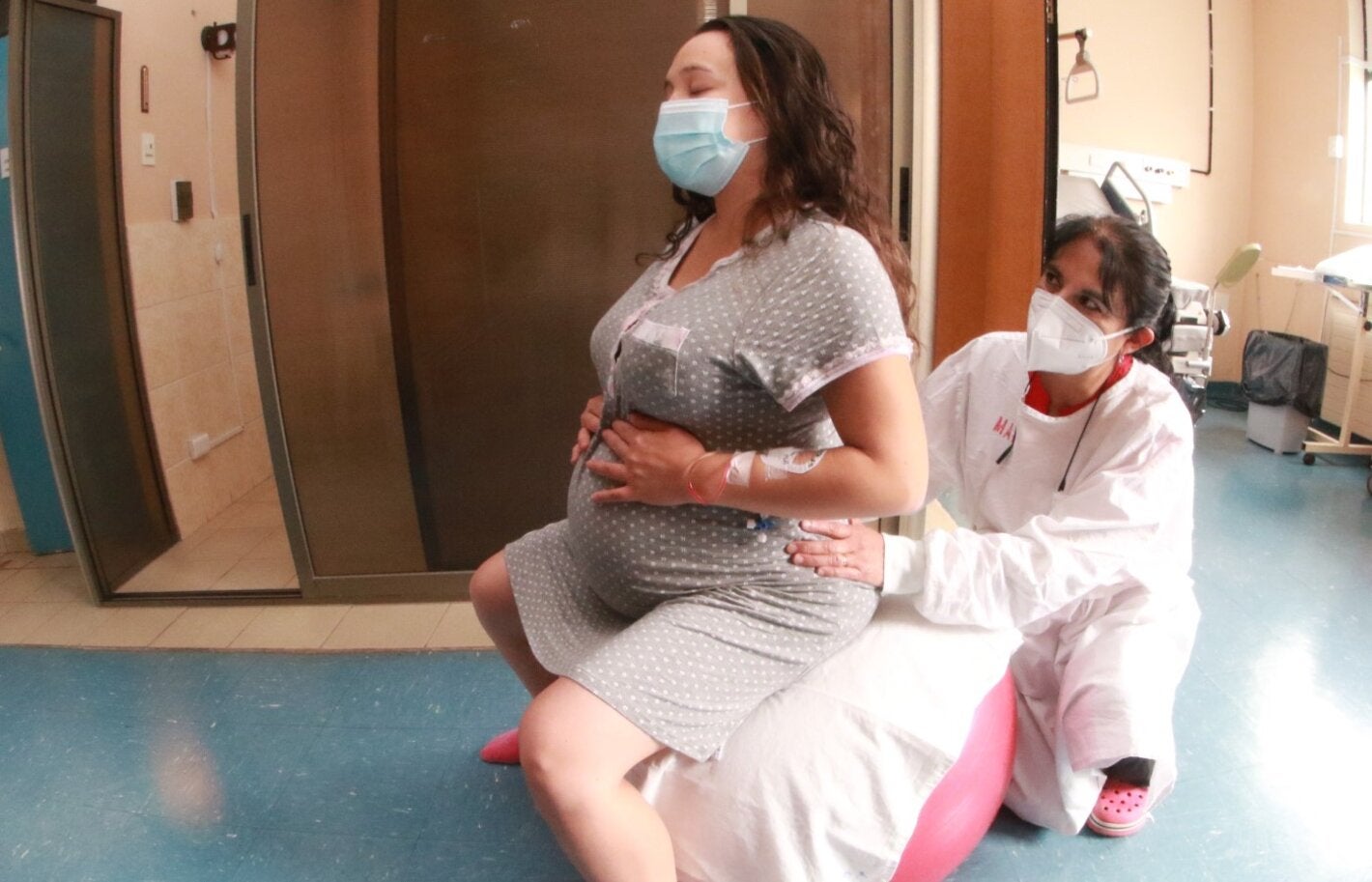 pregnant women training for childbirth