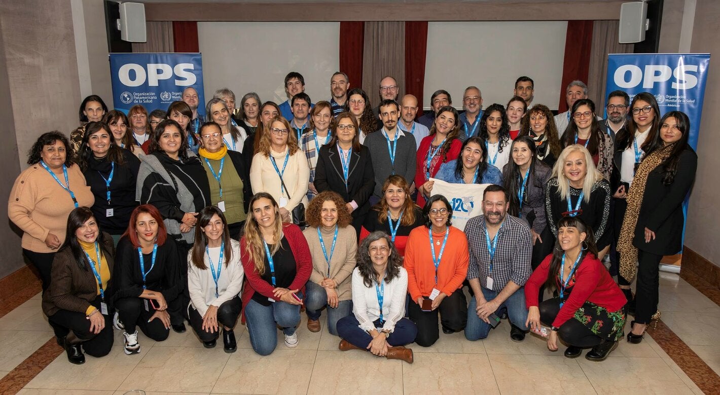 Foto grupal de participantes del encuentro