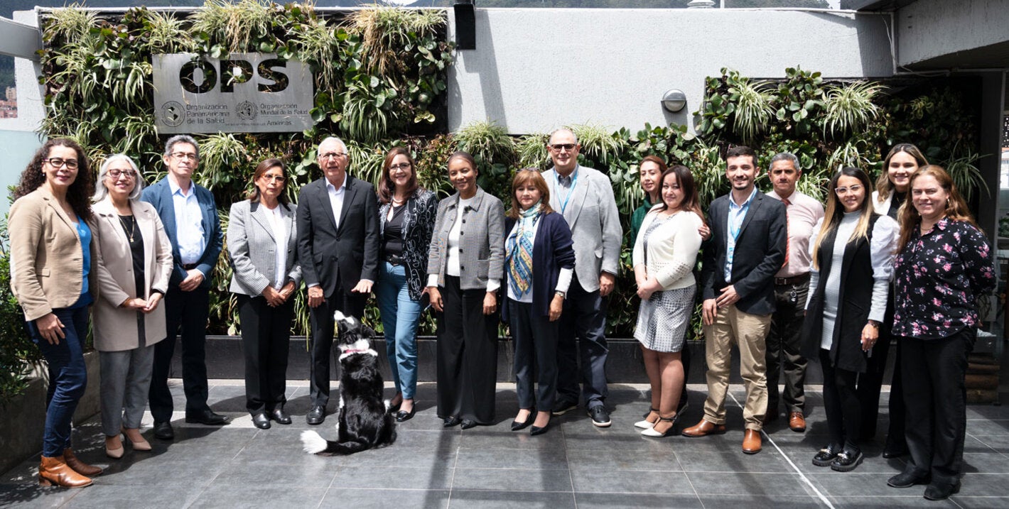Dra. tambini y ministro salud gurpo de personas