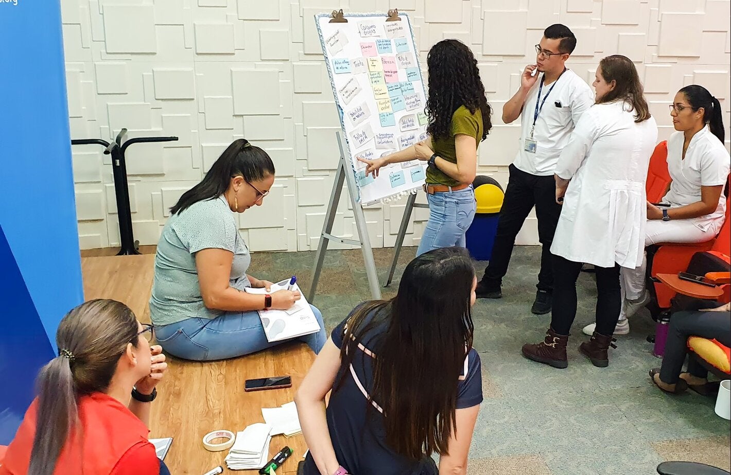 Grupo trabajando en una de las actividades